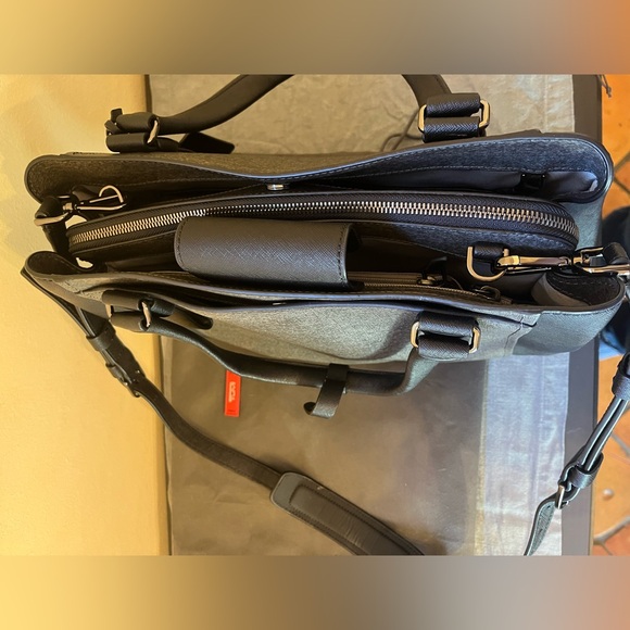 Tumi Laptop Purse - Picture 4 of 10